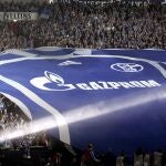 Una gran camiseta del Schalke con la publicidad de Gazprom es desplegada en el estadio del club.