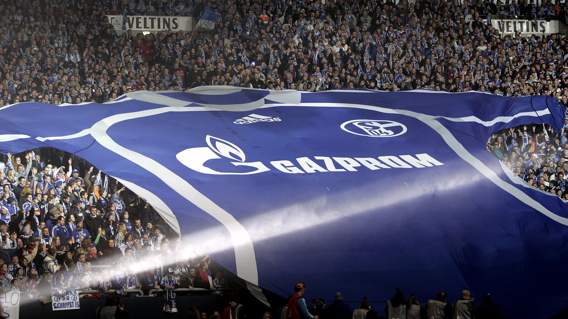 Una gran camiseta del Schalke con la publicidad de Gazprom es desplegada en el estadio del club.