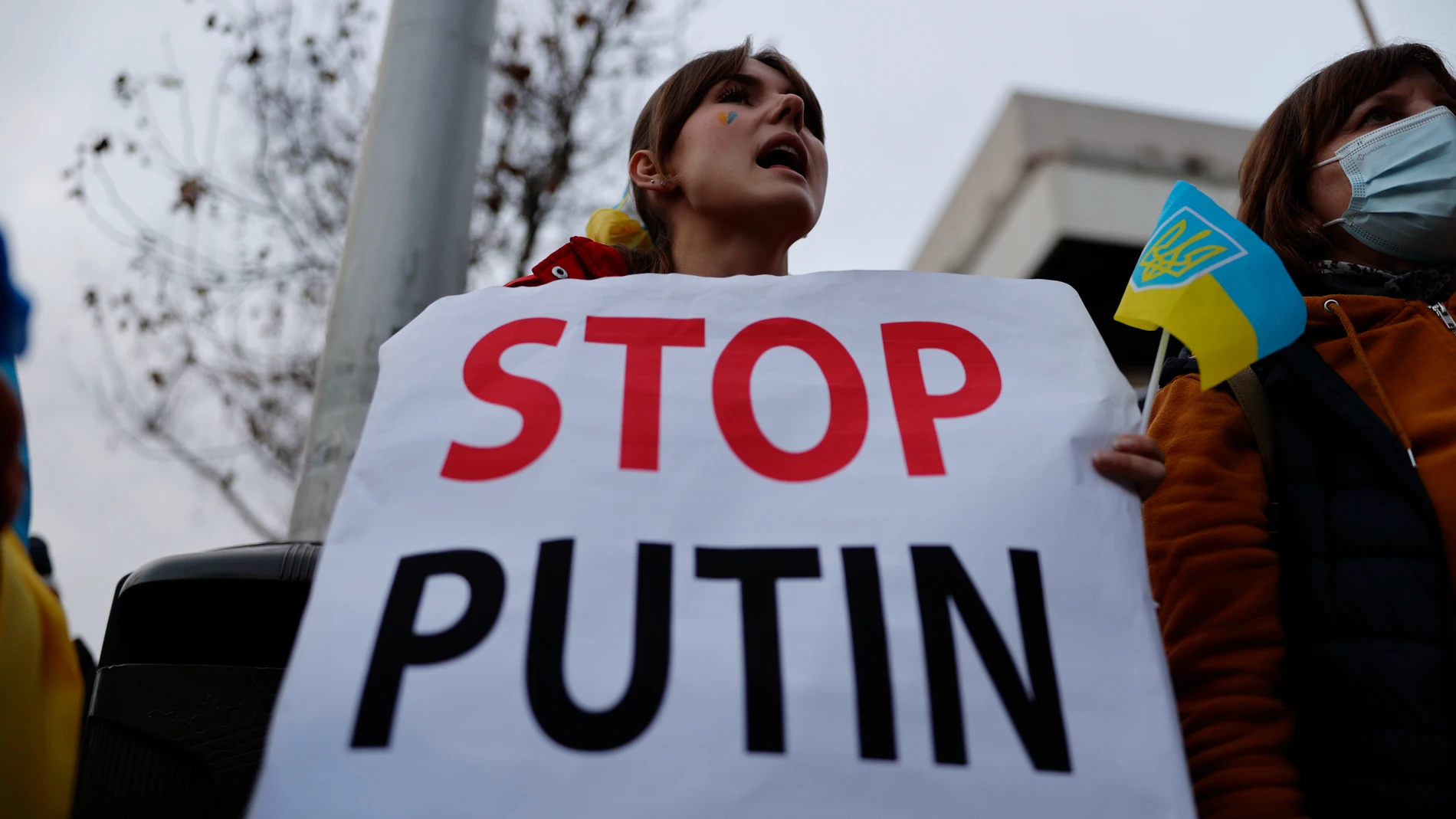 Protesta llevada a cabo en la tarde de este jueves a las puertas de la embajada de Rusia en España, sita en Madrid, tras la operación militar rusa en Ucrania.