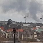 Helicópteros militares rusos sobrevuelan las afueras de Kiev, la capital ucraniana