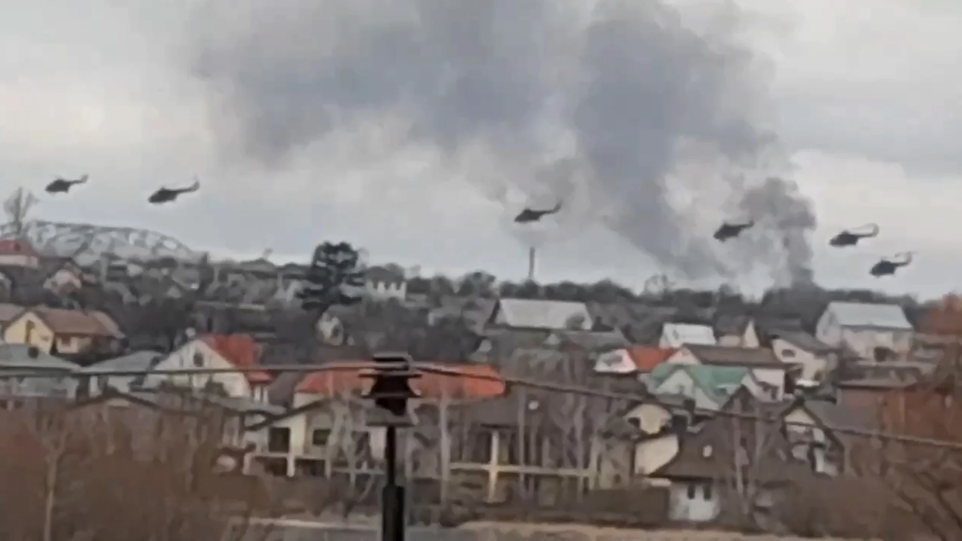 Helicópteros militares rusos sobrevuelan las afueras de Kiev, la capital ucraniana