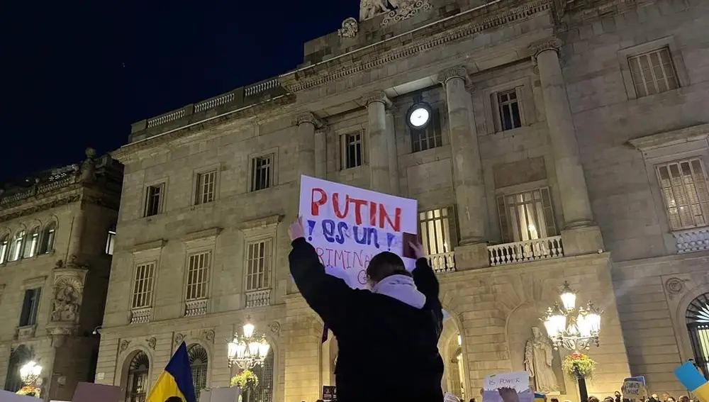 Uno de los participantes en la manifestación en contra de la situación de Ucrania en Barcelona | Fuente: EUROPA PRESS