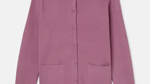 Chaqueta de punto rosa de manga larga.