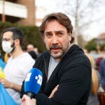 El actor Javier Bardem atiende a la prensa durante la protesta llevada a cabo este jueves a las puertas de la embajada de Rusia en España