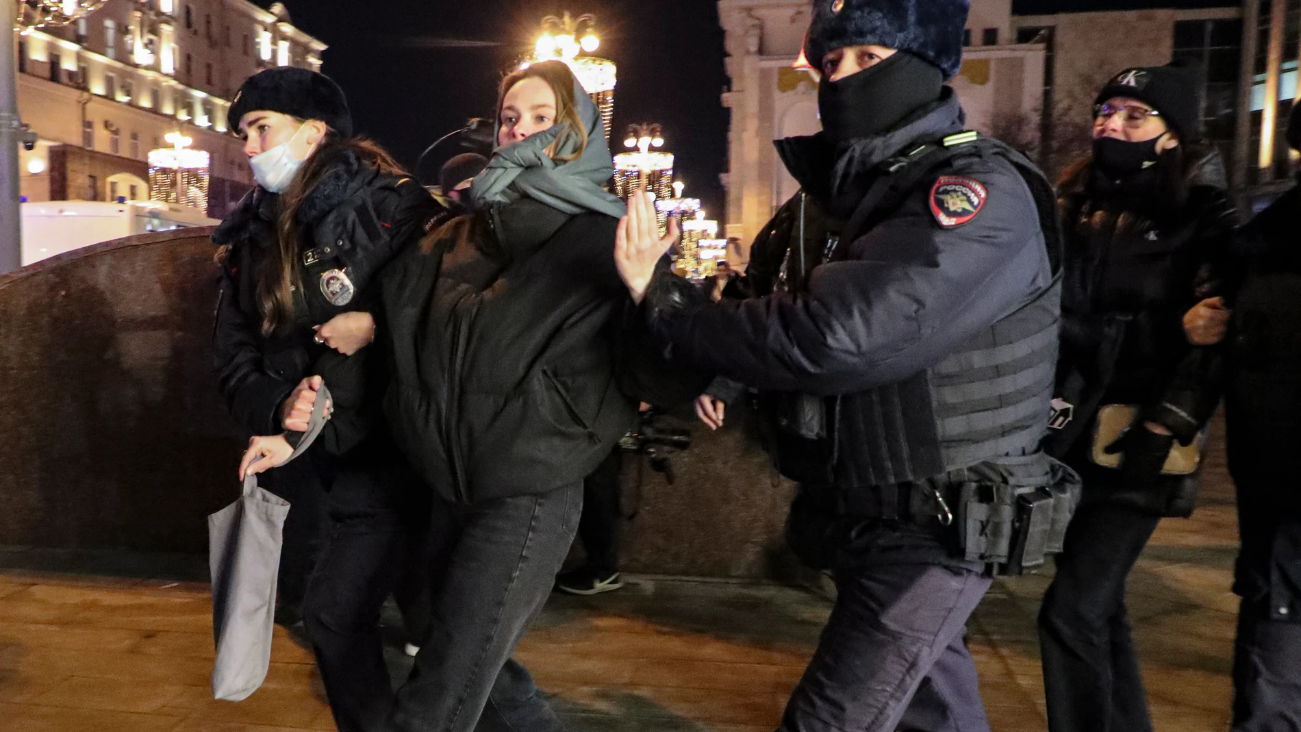 Los ciudadanos rusos marcharon en lugares como San Petersburgo o Moscú, donde cerca de 700 personas fueron detenidas por pronunciarse contra la guerra en Ucrania se encuentran la activista
