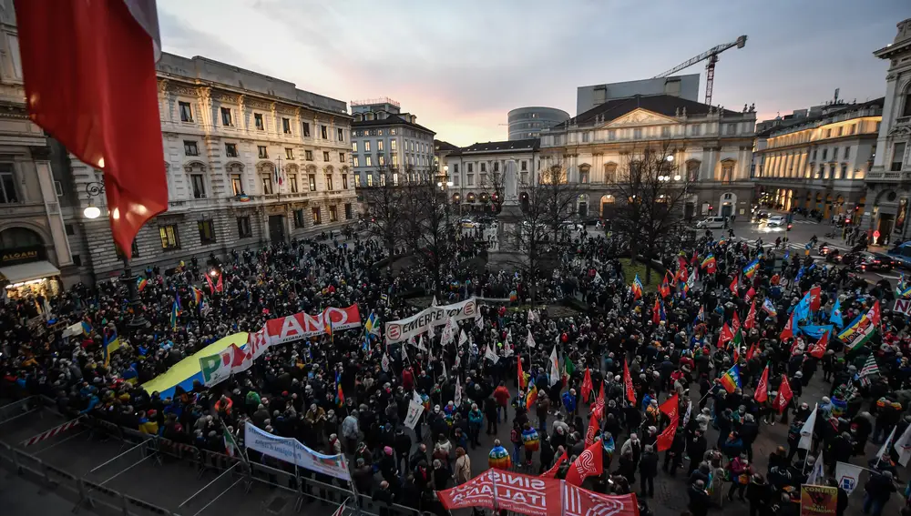 Concentración contra la invasión de Rusia a Ucrania en la Plaza de la Scala, en Milán