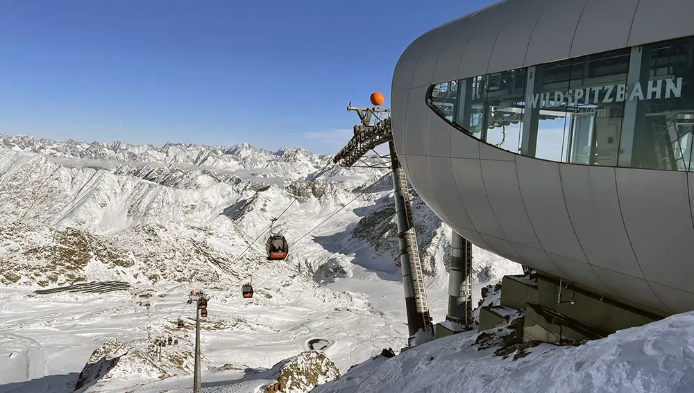El Wildspitzbahn es el teleférico más alto del Tirol. Este moderno remonte nos llevará a la estación superior del Hinterer Brunnenkogel situada a 3.440 m