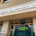 Un agente ante la Comandancia de la Guardia Civil de Soria
