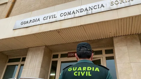 Un agente ante la Comandancia de la Guardia Civil de Soria