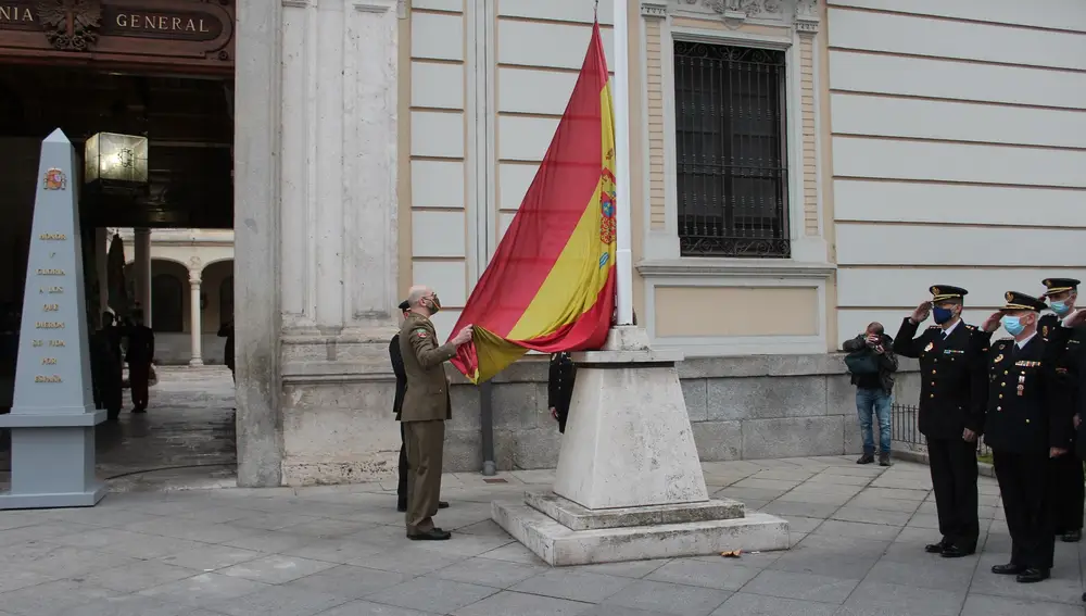 Arriado solemne en Valladolid en homenaje al Cuerpo Nacional de Policía