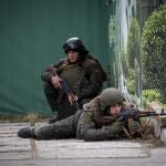 Soldados ucranianos toman posiciones en Kiev al inicio de la guerra