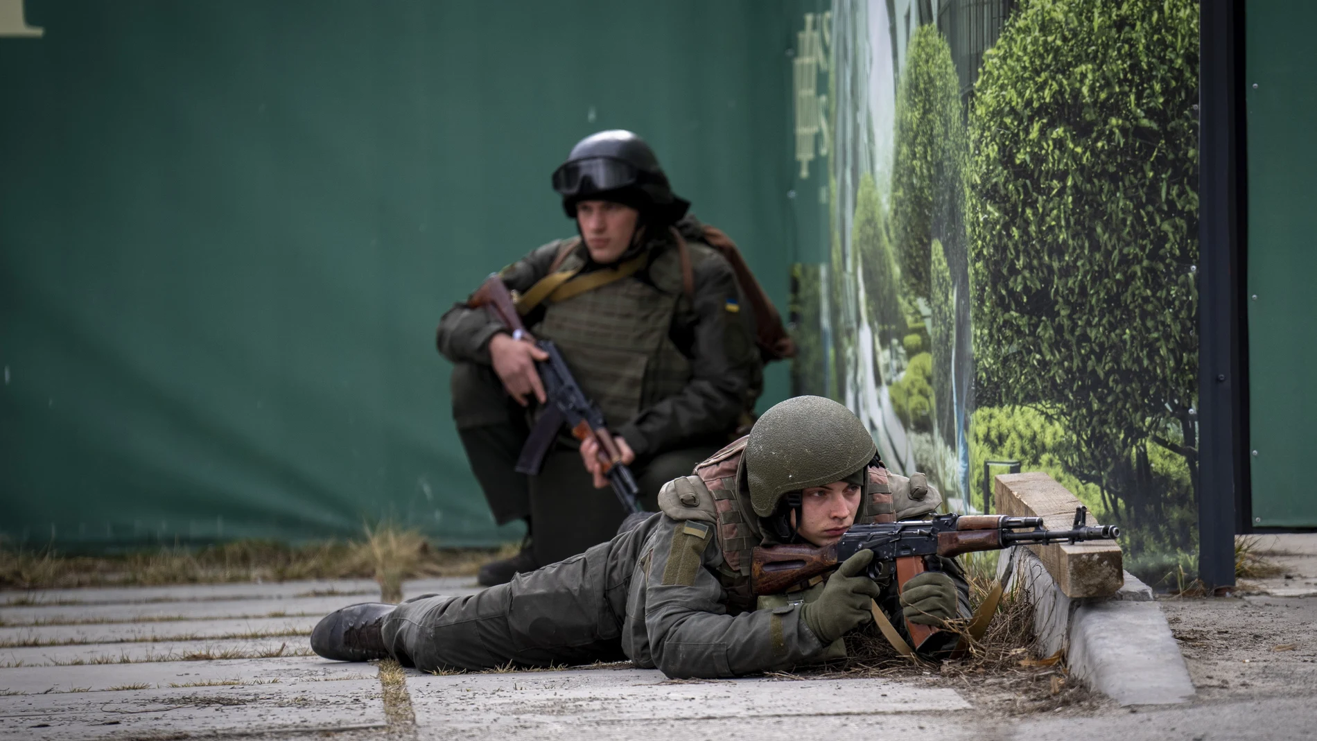 Soldados ucranianos toman posiciones en Kiev al inicio de la guerra