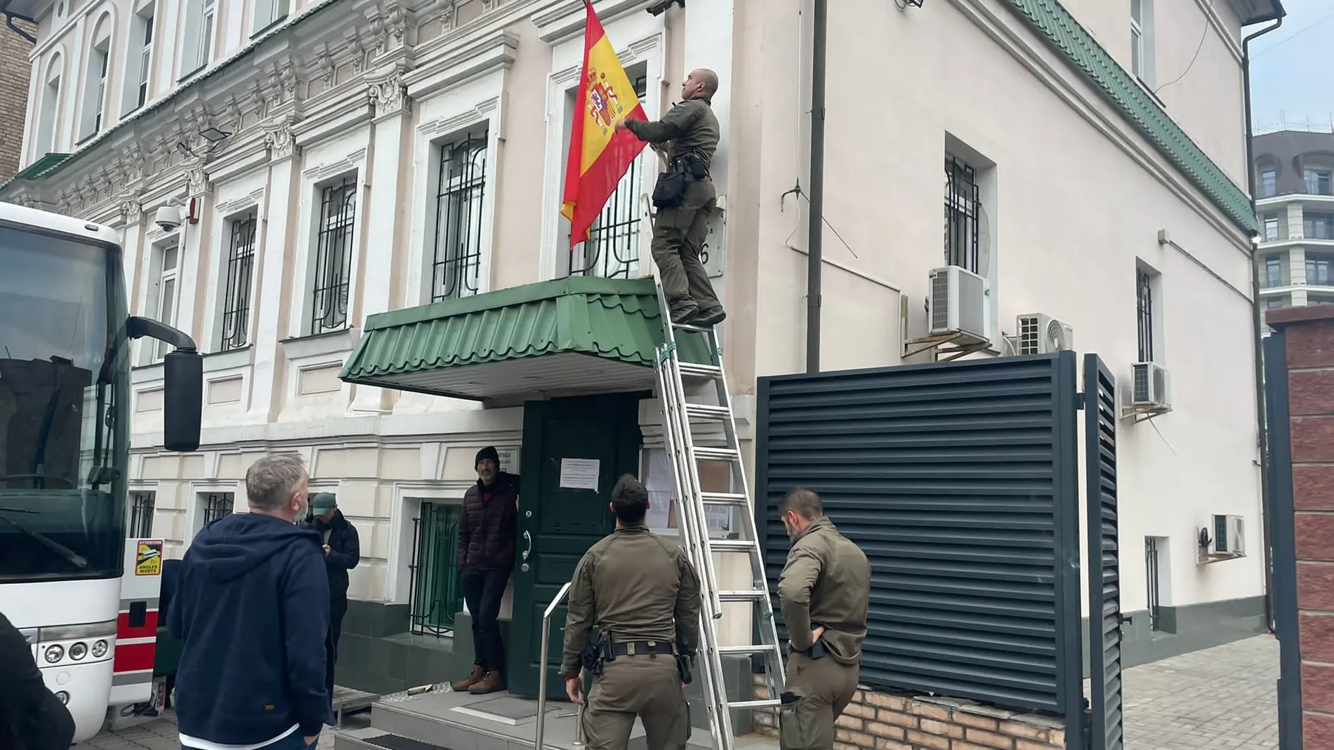 Los GEOS arriaron ayer la bandera de España de la sede diplomática en Kiev