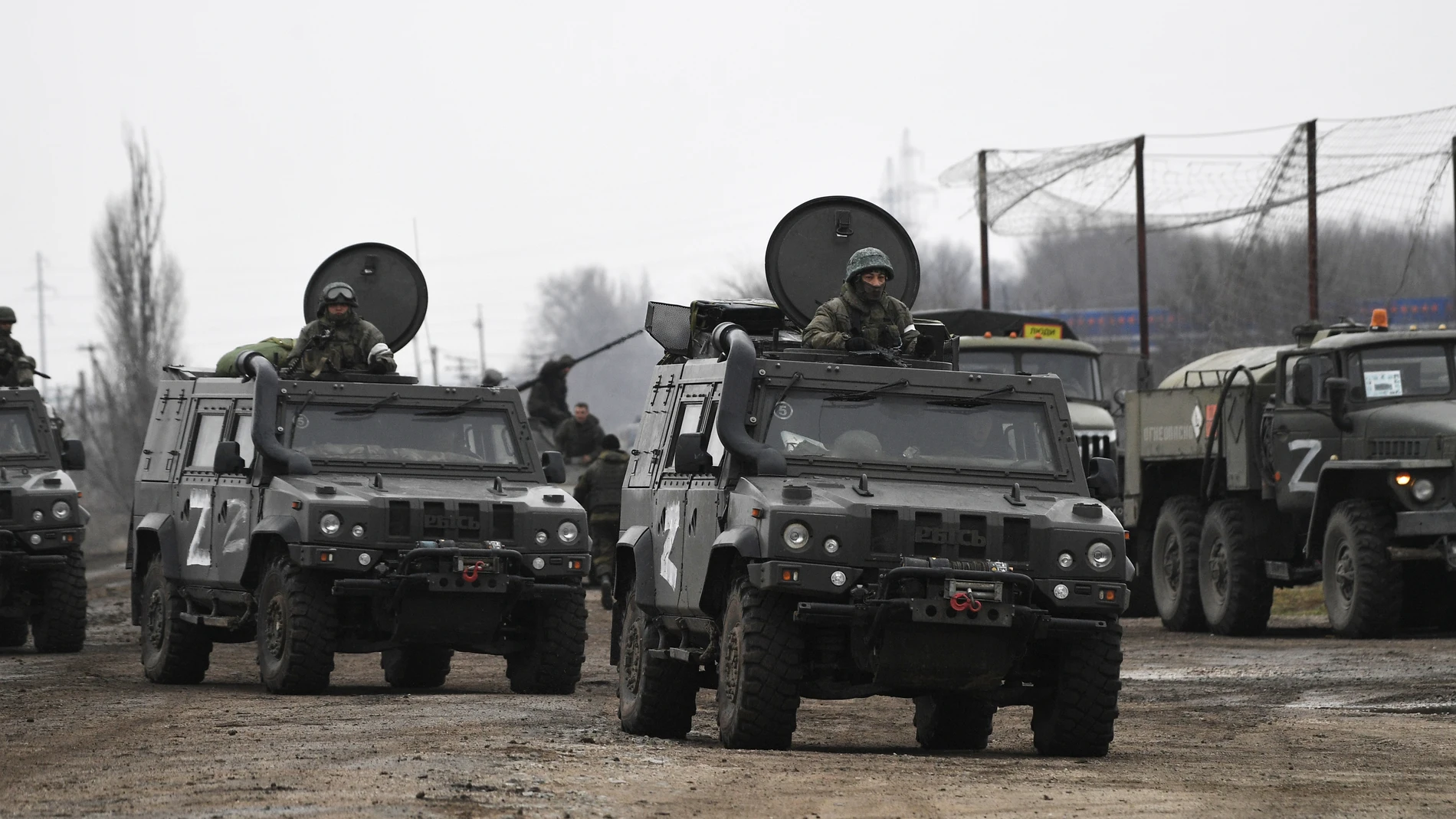 Militares rusos en un vehículo blindado en Armyansk, en la parte norte de Crimea
