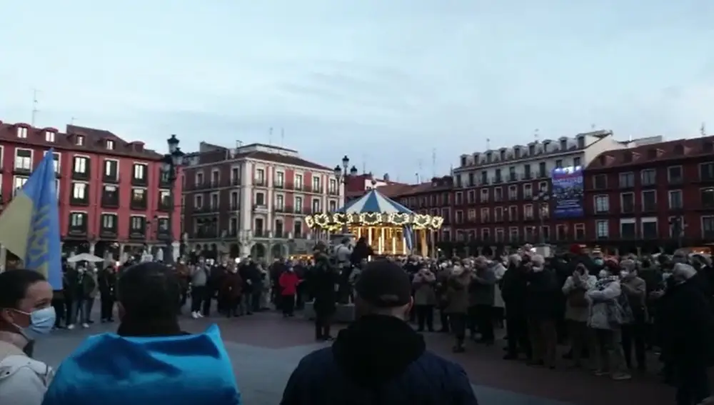 Ucrania.- Varios cientos de personas muestran su rechazo a la guerra en Ucrania en la Plaza Mayor de Valladolid EUROPA PRESS 25/02/2022