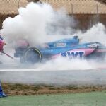 Fernando Alonso revienta el motor de su Alpine en la curva 13 del circuito de Cataluña