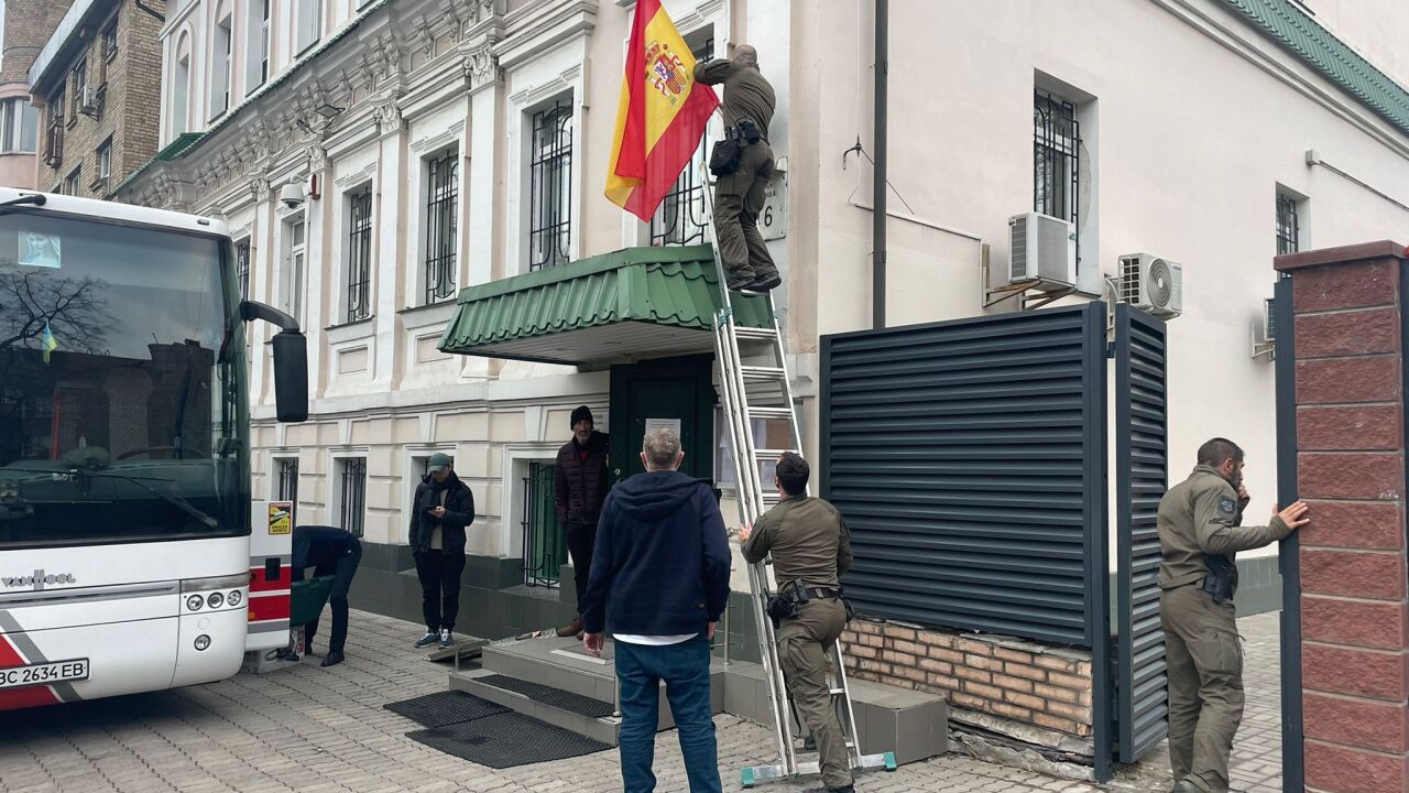 Así Ha Sido La Evacuación De La Embajada Española En Kiev