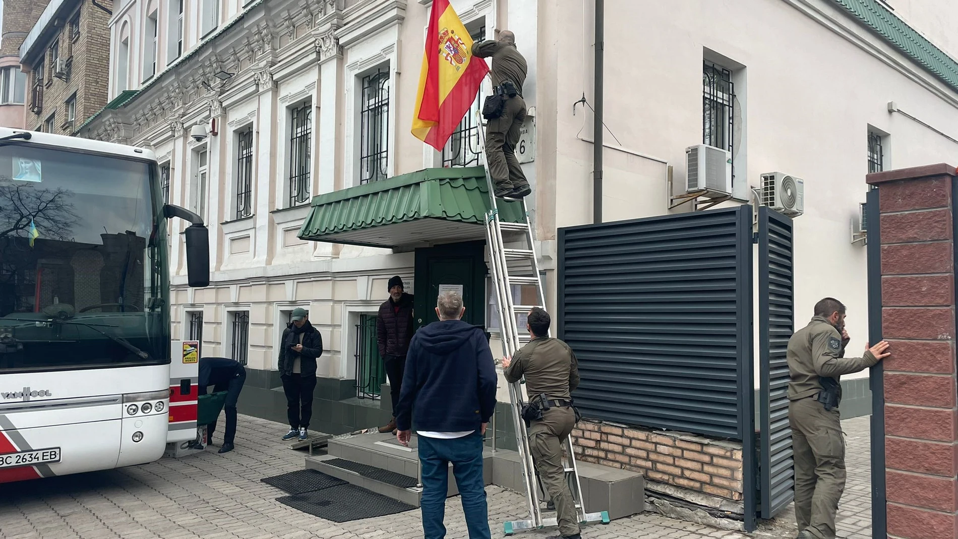 La bandera nacional ha sido retirada esta mañana de la Embajada española en Kiev.