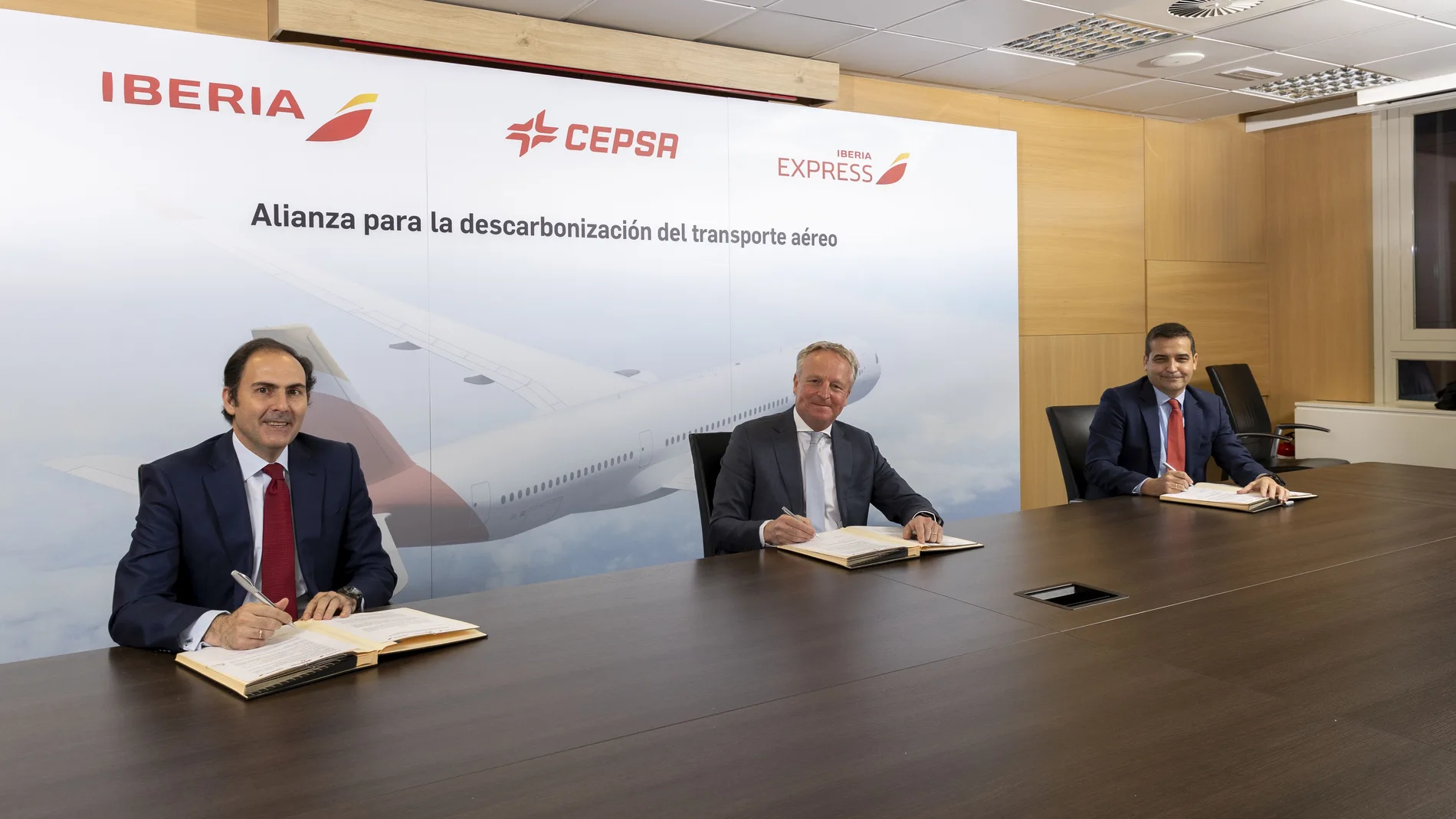 Javier Sánchez-Prieto, presidente y CEO de Iberia; Maarten Wetselaar, CEO de Cepsa, y Carlos Gómez, CEO de Iberia Express