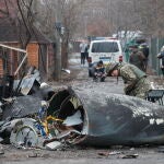 Kiev (Ucrania), 25/02/2022.- Un soldado observa los restos de un avión militar derribado durante la noche del 25 de febrero de 2022 en Kiev, Ucrania. Las tropas rusas entraron en Ucrania el 24 de febrero, lo que llevó al presidente del país a declarar la ley marcial. EFE/SERGEY DOLZHENKO