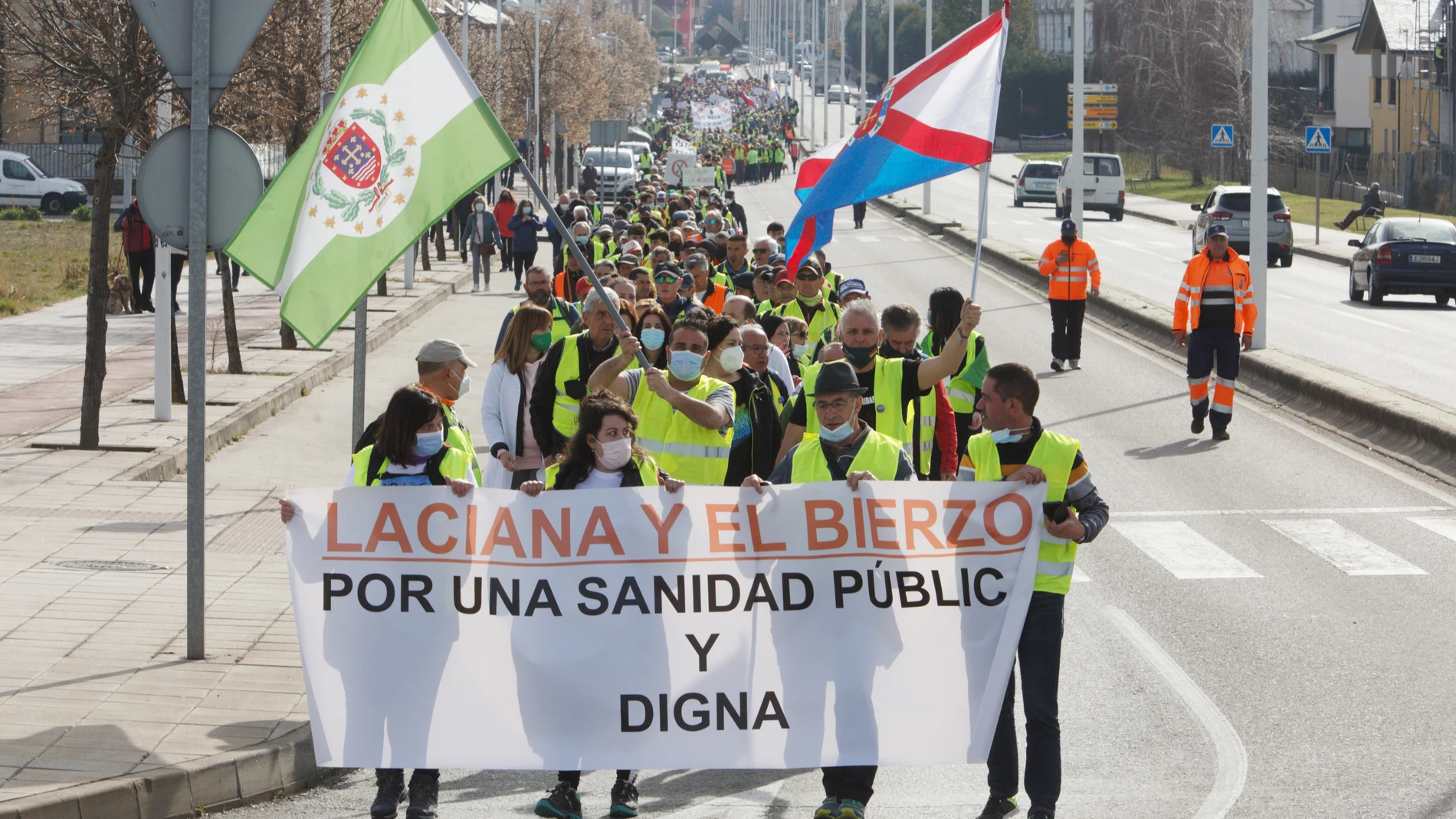 Última etapa de la marcha a pie en defensa de la sanidad pública de Laciana y del Bierzo, con llegada al hospital del Bierzo