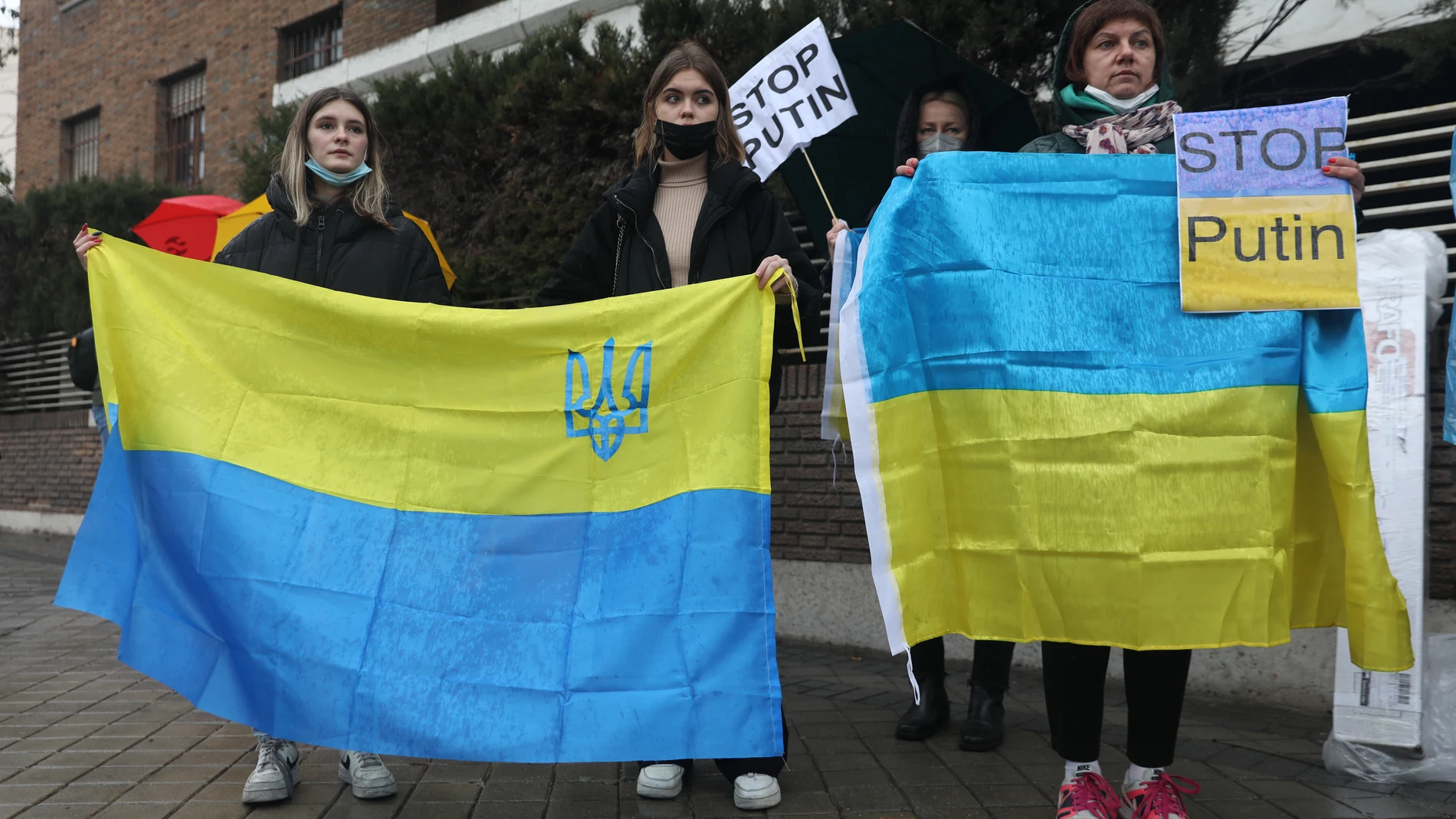 Protesta contra los ataques de Rusia a Ucrania ante la embajada rusa en Madrid