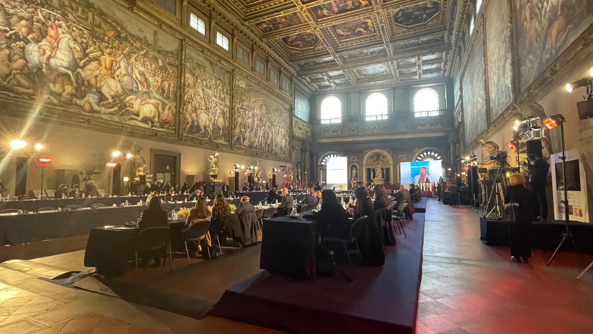 Sala del Cinquecento del Palazzo Vechhio de Florencia, en donde se está desarrollando el Encuentro entre Alcaldes y Obispos del Mediterráneo)