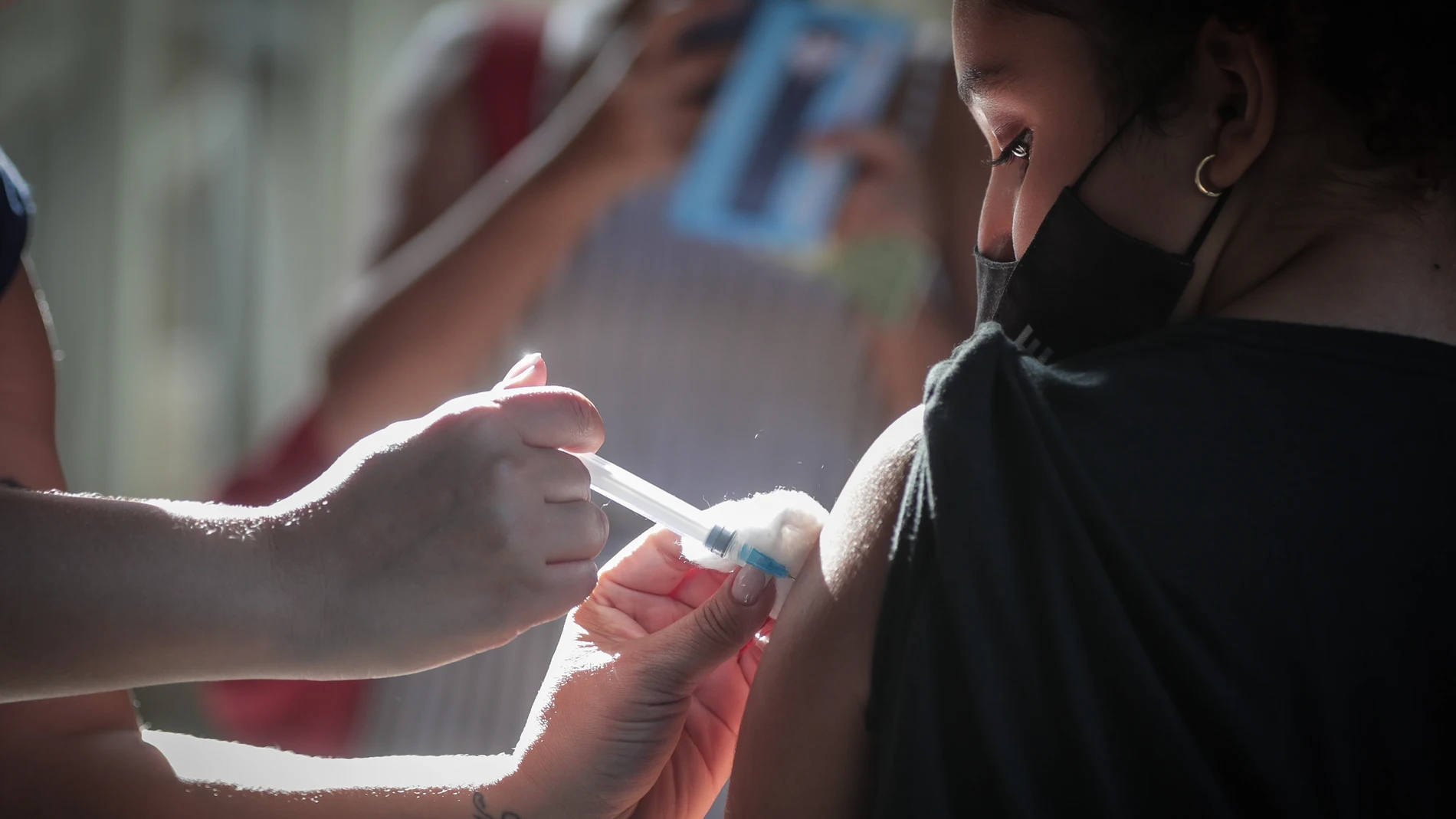 Una niña recibe una dosis de la vacuna contra la Covid-19