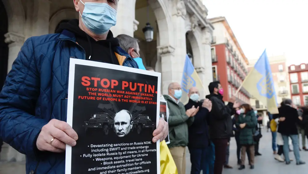 VALLADOLID, 25/02/2022.- Un hombre sostiene una pancarta durante la concentración celebrada esta tarde en Valladolid para protestar contra la invasión rusa de Ucrania. EFE/NACHO GALLEGO