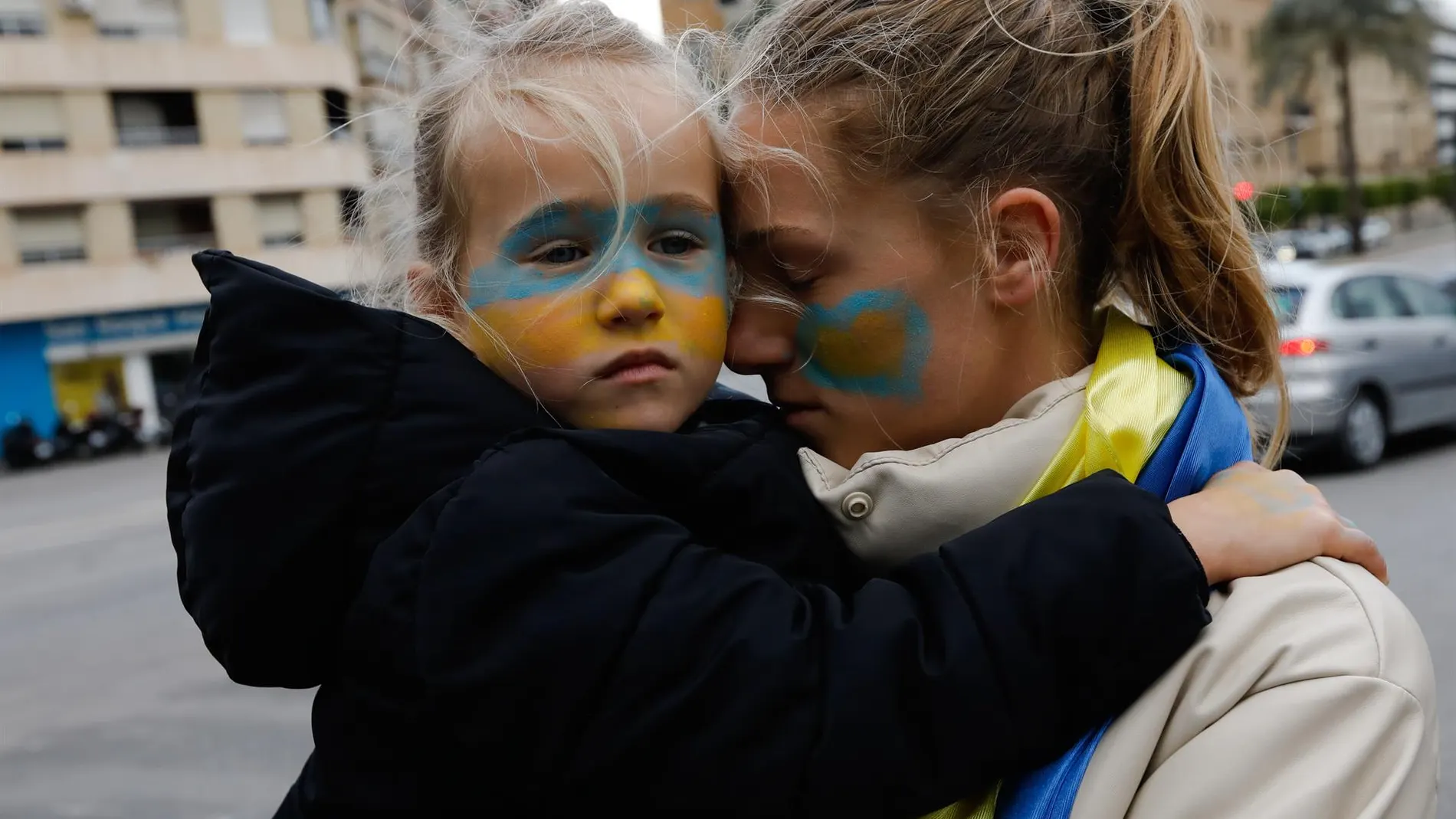 Imagen de una de las manifestantes con su hija