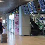 Un hombre mira los paneles en la Terminal 1 del Aeropuerto Adolfo Suárez Madrid-Barajas