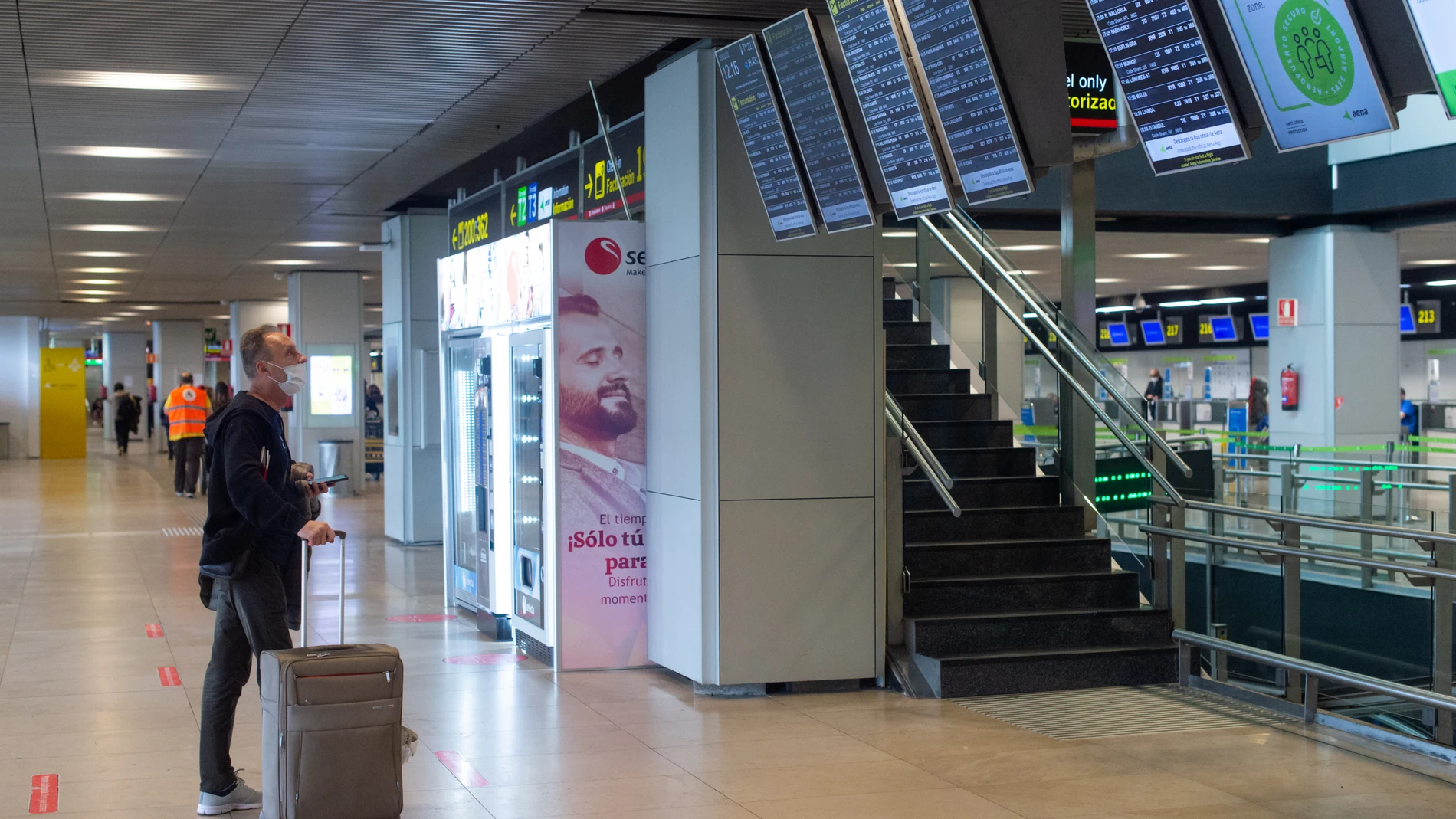 Un hombre mira los paneles en la Terminal 1 del Aeropuerto Adolfo Suárez Madrid-Barajas