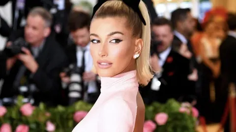 Imagen de Hailey Bieber en la Gala Met 2020.