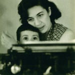 Ana María Matute, acompañada de su hijo Juan Pablo, en su mesa de trabajo en 1957
