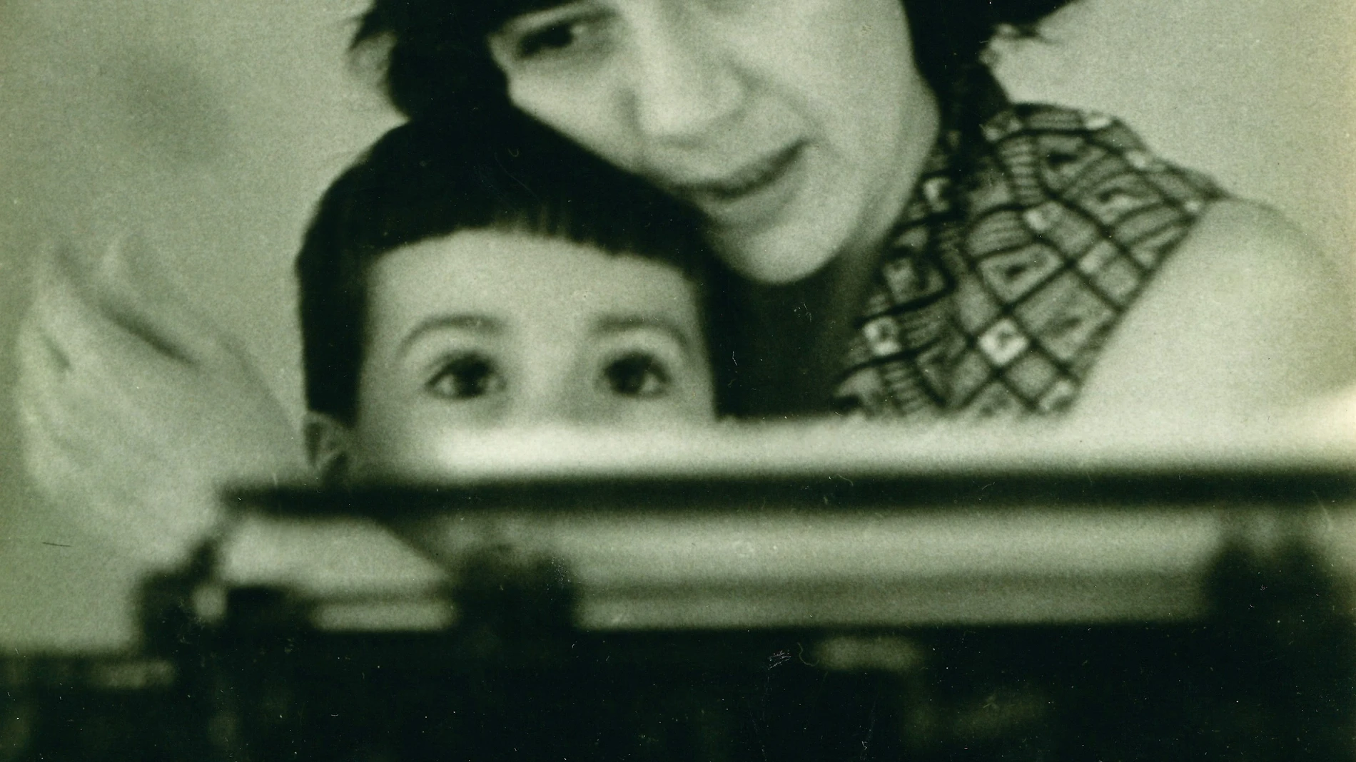 Ana María Matute, acompañada de su hijo Juan Pablo, en su mesa de trabajo en 1957