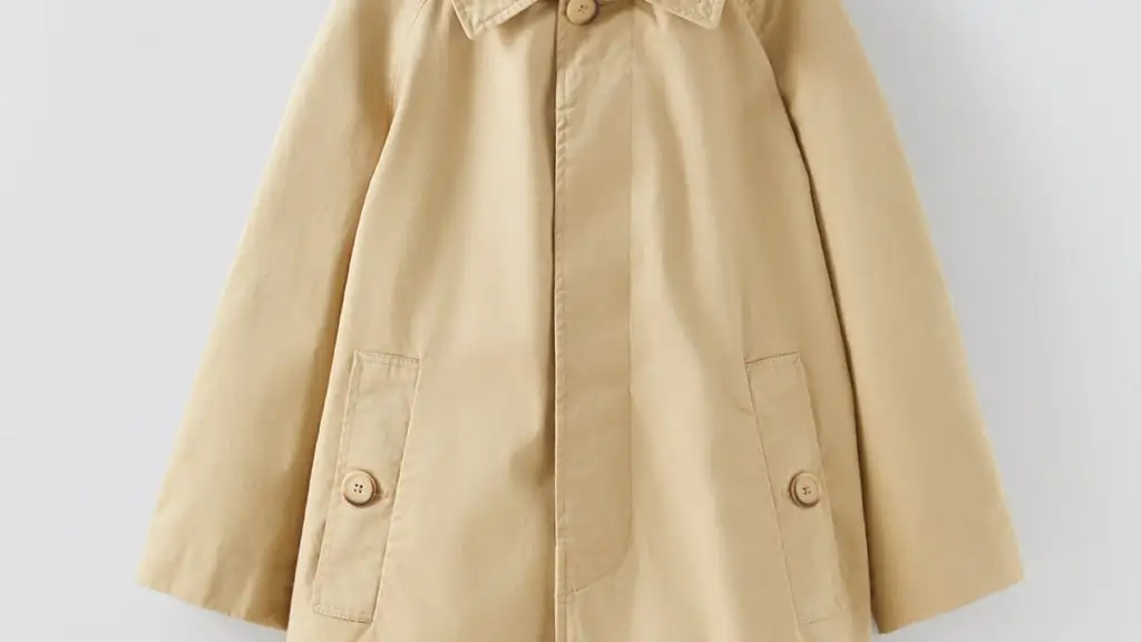 Trench con forro de cuadros, de Zara