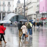 Varias personas en la Puerta del Sol