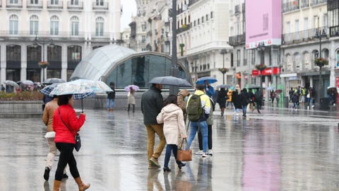 Varias personas en la Puerta del Sol