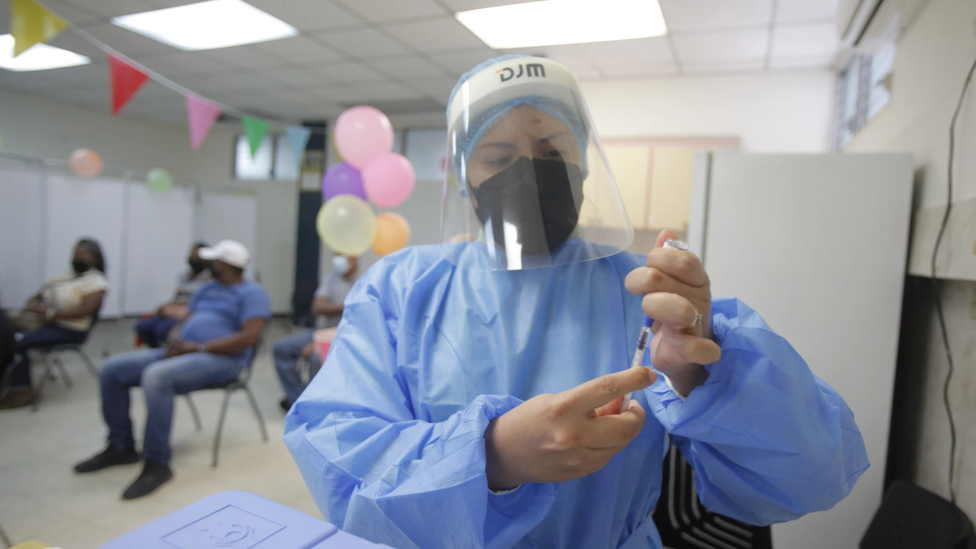 Una enfermera prepara una dosis de una vacuna contra la covid-19 en un centro de salud en el barrio de Parque Lefevre, en Ciudad de Panamá (Panamá)