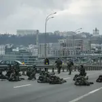 Miembros de la Guardia Nacional de Ucrania toman posiciones para defender Kiev