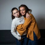 Patricia Cavanillas y Marta, su hija de 12 años, que padece "Idic 15", una enfermedad poco frecuente que se manifiesta con síntomas de retraso psicomotor e intelectual, entre otros