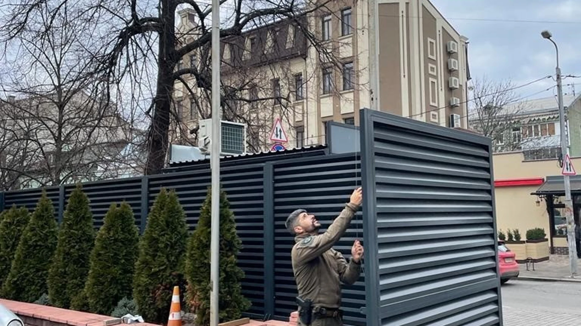 Un miembro de las fuerzas de seguridad en la embajada española en Ucrania a 25 de febreroMINISTERIO DEL INTERIOR25/02/2022