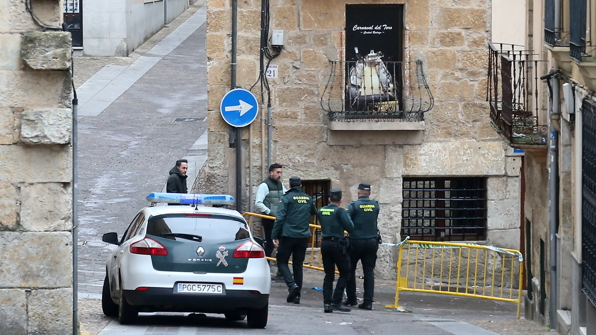 Agentes de la Guardia Civil en la calle del centro de Ciudad Rodrigo (Salamanca), donde fue encontrado el cadáver