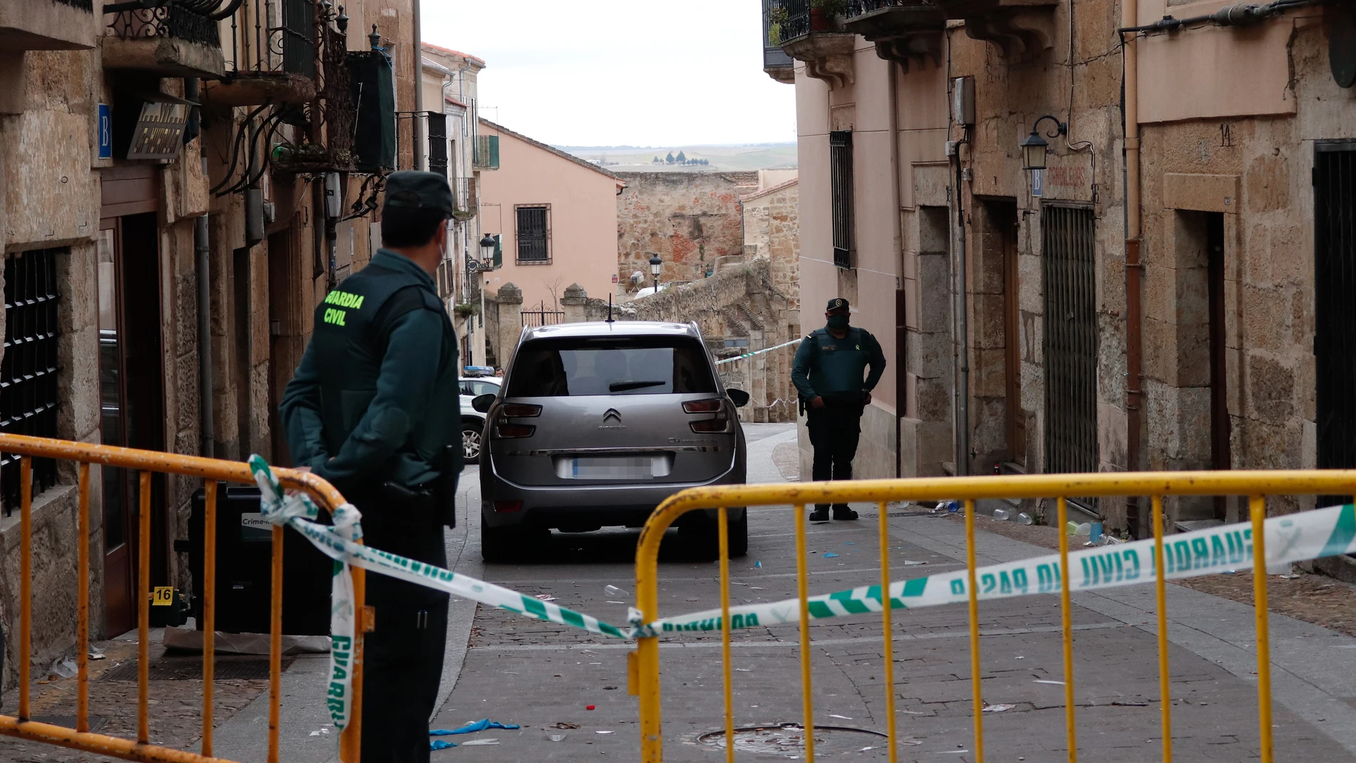 Agentes de la Guardia Civil en el lugar conocido como La Colada, donde ha fallecido un vecino en Ciudad Rodrigo,
