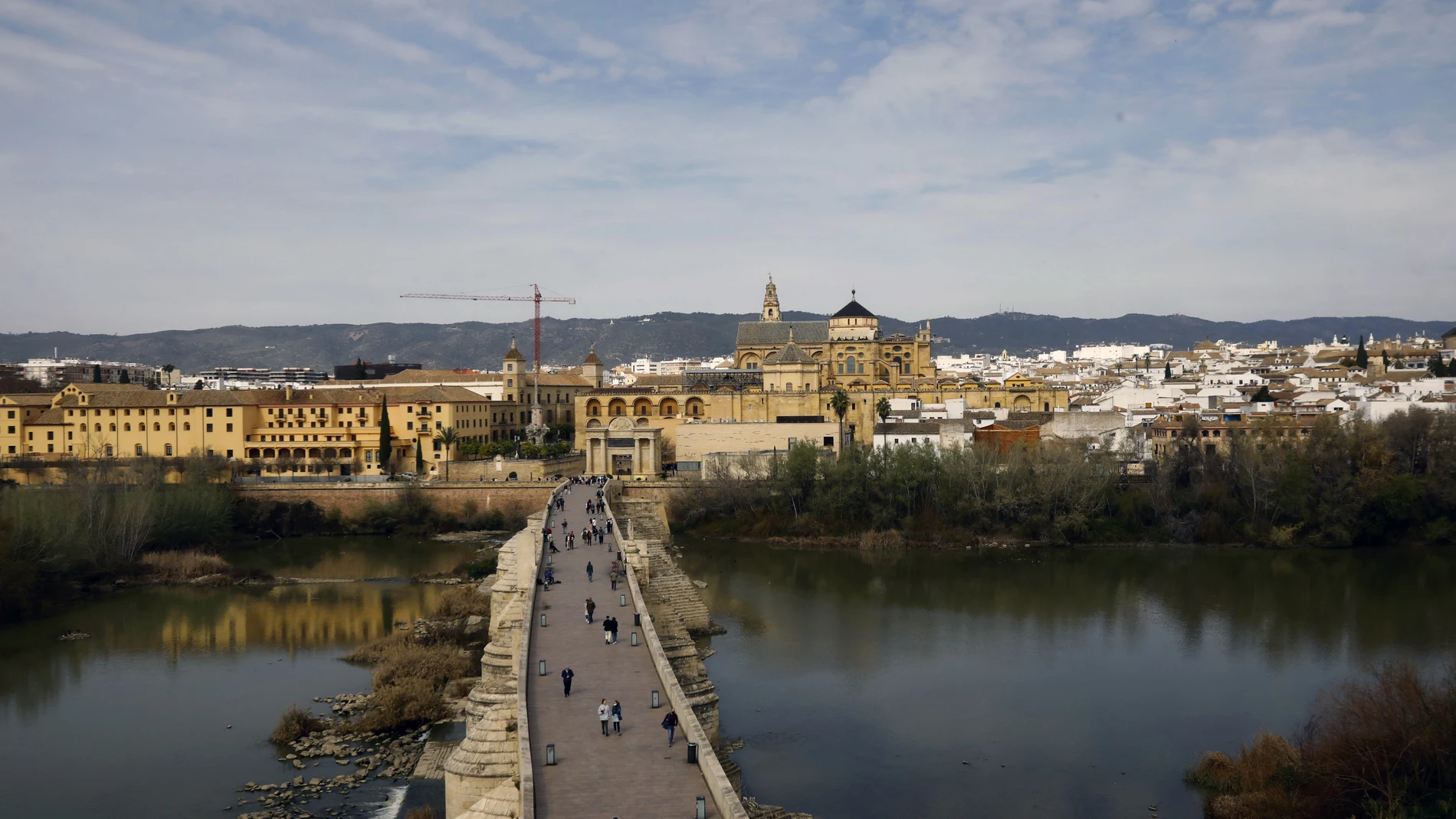 Vista del puente romano y la Mezquita Catedral de Córdoba