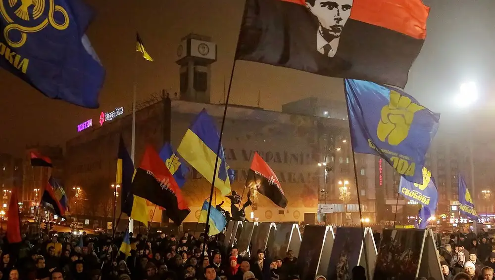 Manifestación en Kiev el 1 de enero de 2015, donde se observa la simbología asociada a la figura de Stepan Bandera | Fuente: All-Ucranian Union &quot;Freedom&quot;