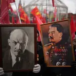 En el texto dictado en enero de 1923 Lenin (marco de la izquierda) calificaba a Stalin de "brusco"