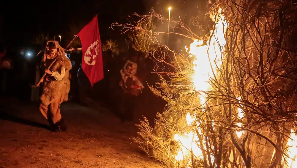 Tradicional mascarada de Riaño, conocida como antruido, con el desfile de La Mojiganga y quema de La Choza al anochecer