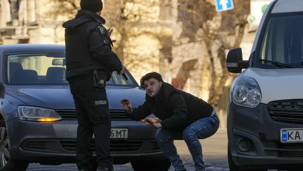 Un policía ucraniano detiene a un conductor de automóvil en una calle de Kiev
