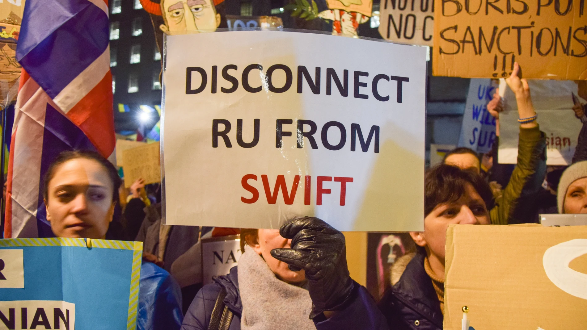 Mensaje a favor de la desconexión de Rusia del SWIFT en una protesta en Londres